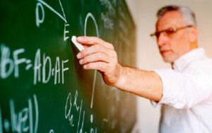 انشا معلم؛ 10 انشا بی نظیر در وصف معلم با مقدمه، بدنه و نتیجه گیری