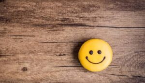 انشا درباره لبخند؛ 4 انشا کامل با مقدمه، بدنه و نتیجه درباره لبخند و خندیدن