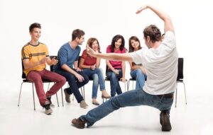 آموزش کامل بازی پانتومیم + موضوع، قوانین، ایده و ژست های ادا بازی آموزش کامل بازی پانتومیم + موضوع، قوانین، ایده و ژست های ادا بازی