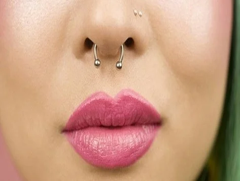 عوارض کاشت نگین در پوست؛ از عفونت تا مشکلات پوستی عوارض کاشت نگین در پوست؛ از عفونت تا مشکلات پوستی