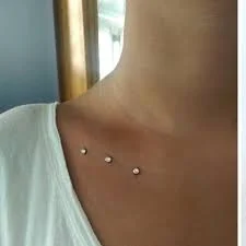 عوارض کاشت نگین در پوست؛ از عفونت تا مشکلات پوستی عوارض کاشت نگین در پوست؛ از عفونت تا مشکلات پوستی