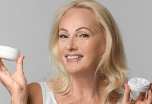 معرفی کرم ضد چروک پیشانی و نحوه استفاده از آن