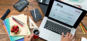 بلاگر کیست؟ چگونه کسب درآمد می کنند و چطور بلاگر شویم؟