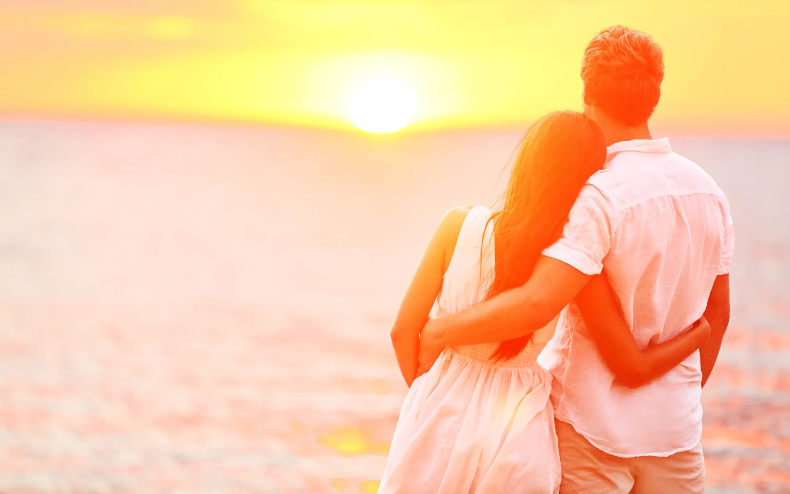 اشعار عاشقانه انگلیسی؛ مجموعه اشعار بلند و کوتاه احساسی و قشنگ Sunset romantic couple in an emb scaled