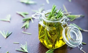 دانستنی هایی درباره خواص روغن رزماری و 15 فایده برای پوست و مو