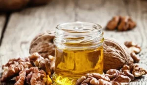 آشنایی با خواص روغن گردو؛ فواید عالی و کاربردهای روغن گردو