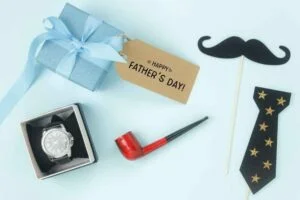چند ایده هدیه مناسب برای پدر (لیست انواع هدایای روز پدر از عطر و اکسسوری تا لباس)